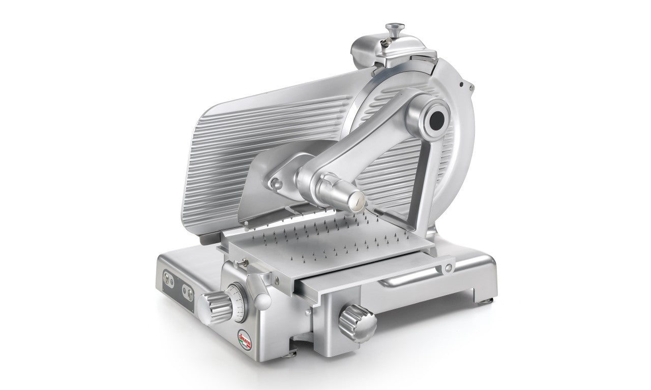 Sirman - LEONARDO 350 EVO BS3 TOP Macchina IoT gestibile in cloud con SRCS Macchina IoT gestibile in cloud con SRCS - Linea arrotondata priva di spigoli e viti in vista. - Affettatrice collocabile su un piano di lavoro da 70 cm. - Lama a costa bassa per m