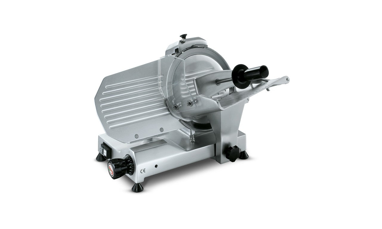 Sirman - MIRRA 275 C - Fusione in lega di alluminio anodizzato. - Ampio spazio tra motore e lama per un’agevole pulizia. - Motore ventilato. - Lama forgiata e temprata a forte spessore. - Scorrimento carrello su boccole autolubrificanti e perni lappati. -