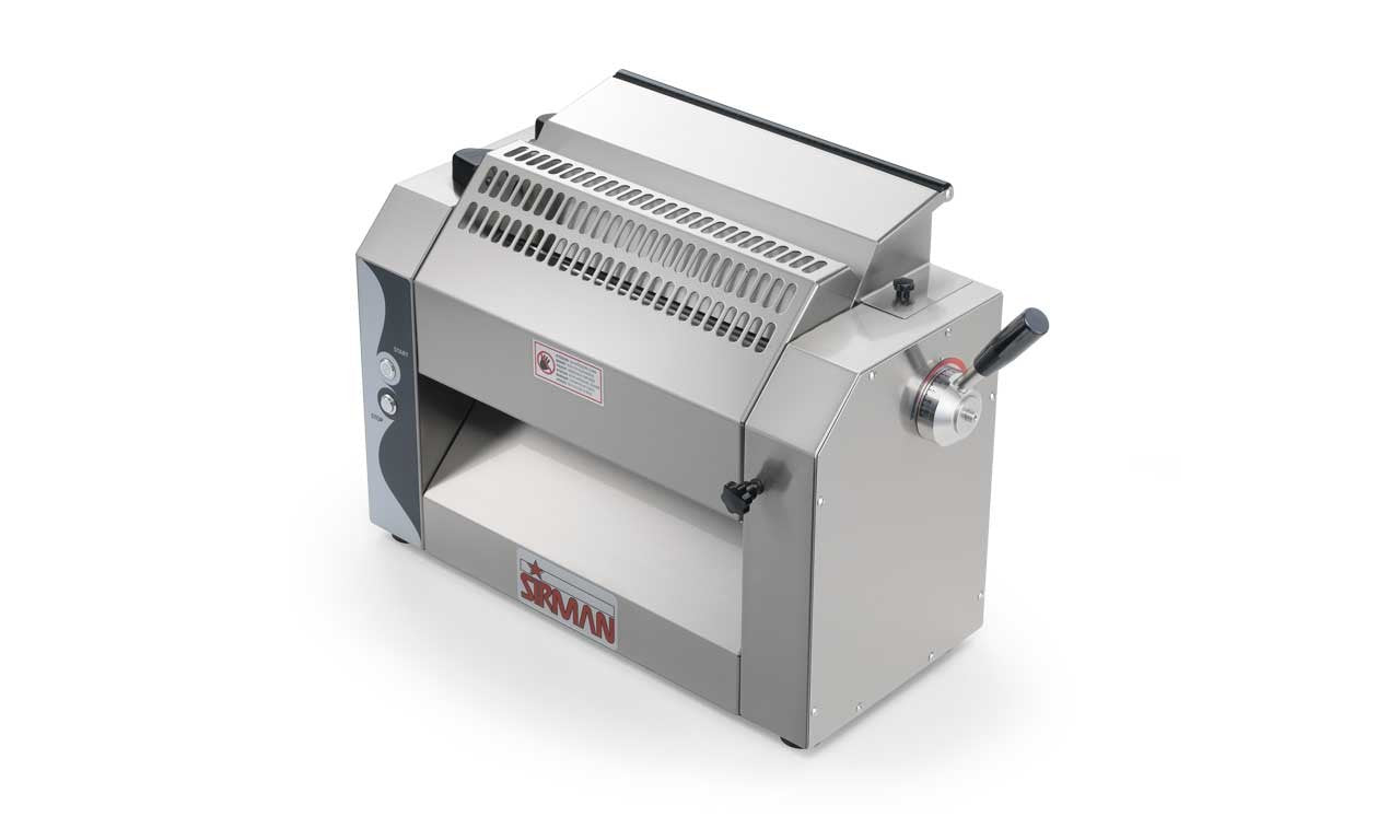 Sirman - SANSONE 25 XP CE 230/50/1- Potente tirasfoglia realizzata in 4 misure - Realizzazione verticale che riduce l’ingombro sul tavolo da lavoro e agevola la presa della - sfoglia in uscita - Costruzione in acciaio inox - Motore ventilato a servizio co